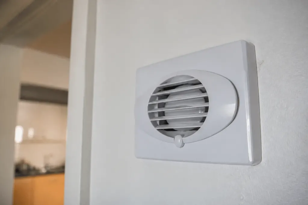 Aerateur mural blanc affichant debit volumetrique domestique