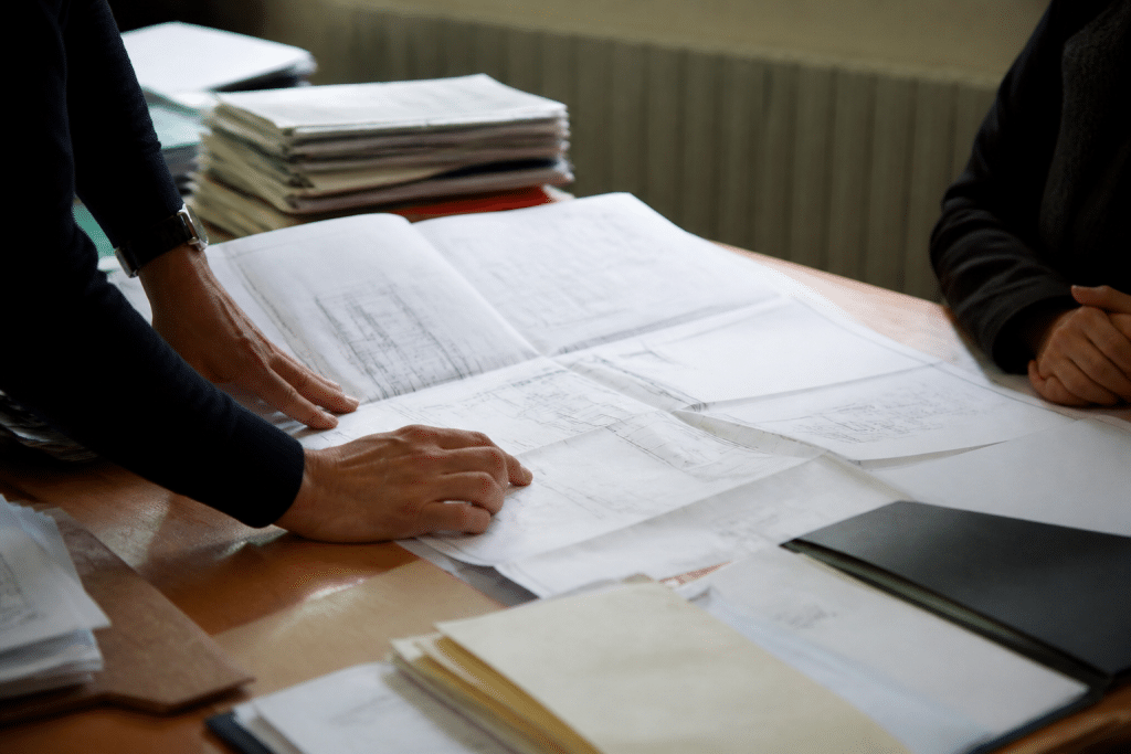 Documents administratifs et plans sur bureau municipal