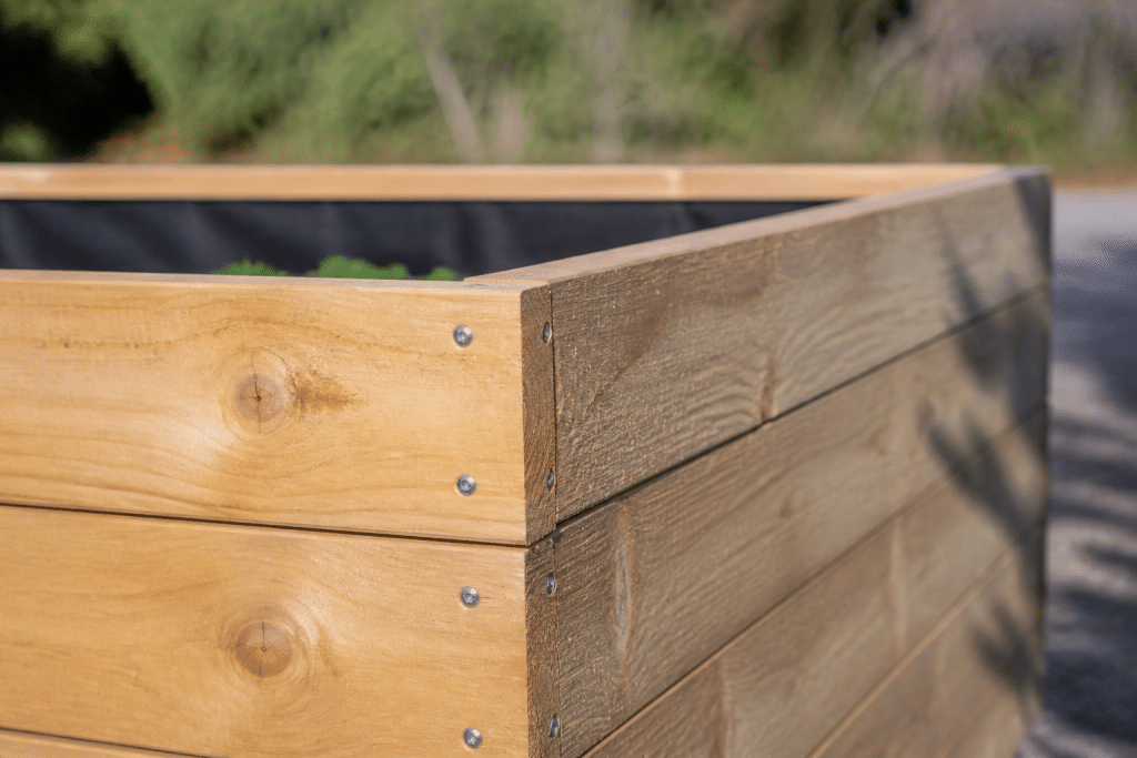Planches bois assemblees avec vis pour potager sureleve