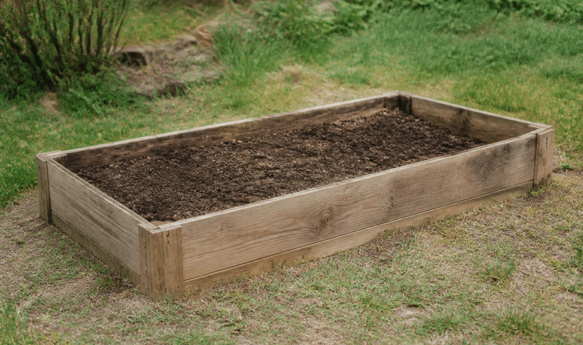 Bac de jardinage rectangulaire en bois rempli de terre brune