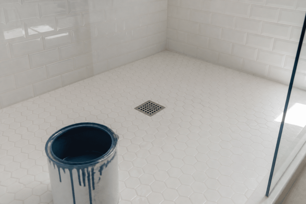 Carrelage de douche blanc avec pot de peinture epoxy bleu