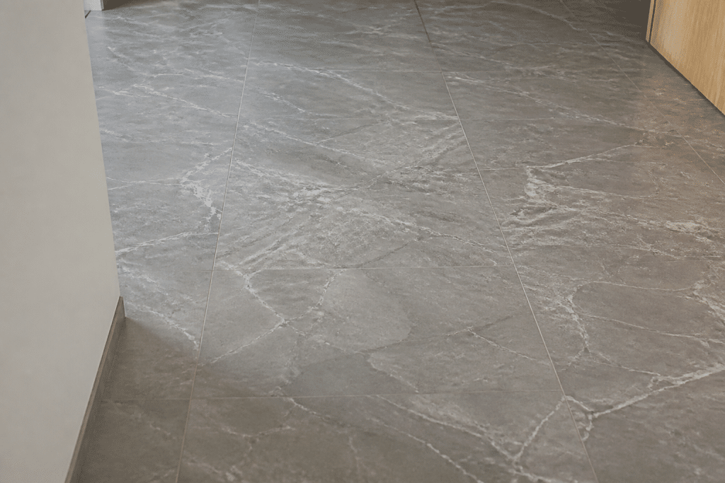 Carrelage gris avec veines marbre et texture ardoise naturelle