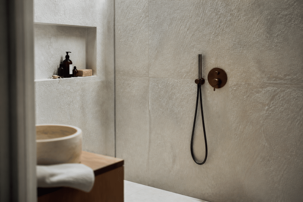 Carrelage pierre texturee salle bain douche relief
