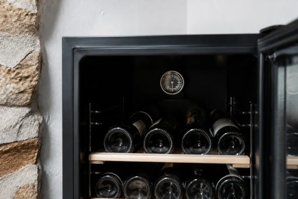 Cave a vin interieure avec thermometre affichant temperature stable
