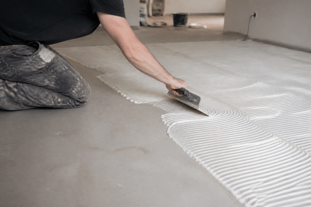 Colle blanche appliquee sur chape pour parquet chauffant