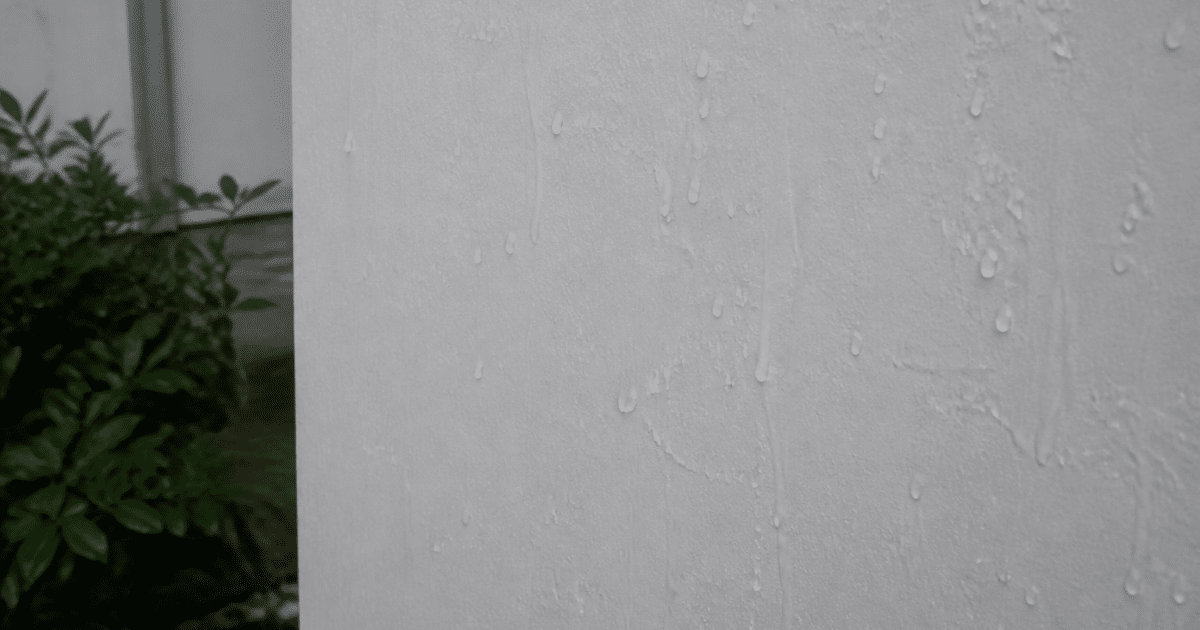 Gouttes humidite brillantes degoulant surface mur blanc vertical