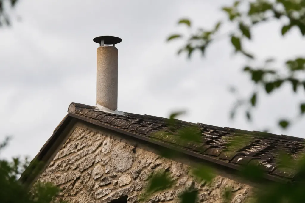 Conduit de fumée dépassant le faîtage du toit de quarante centimètres