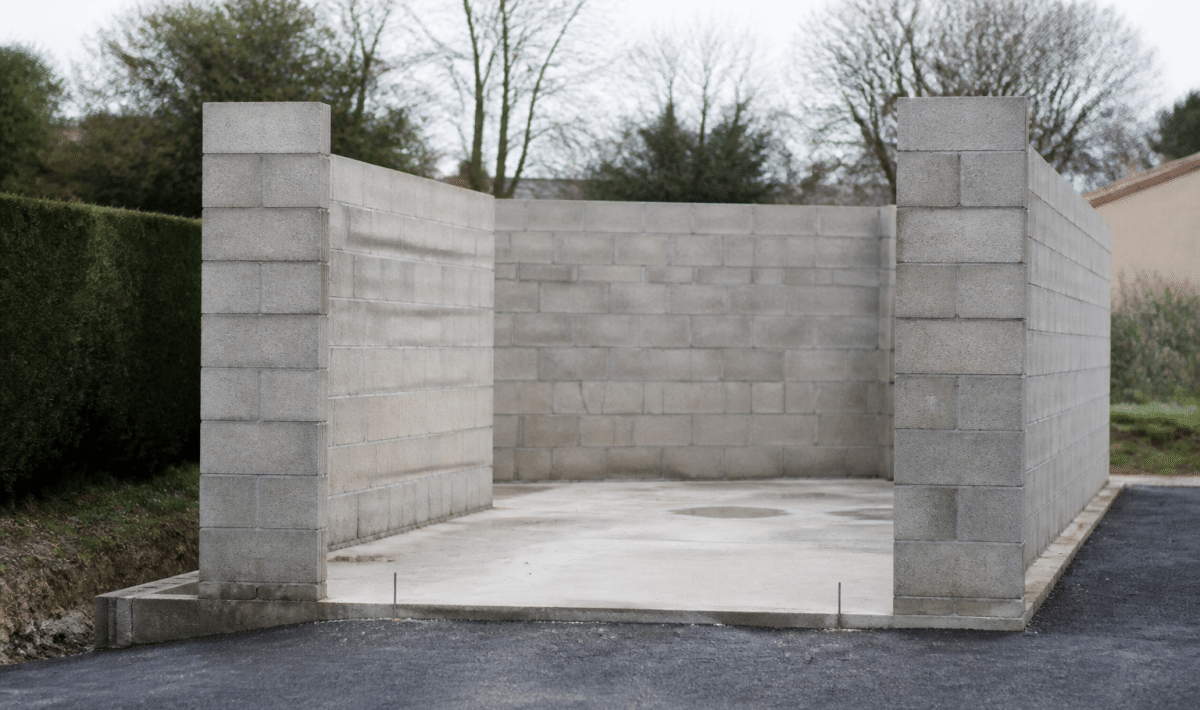 Murs en parpaings empiles verticalement formant structure garage