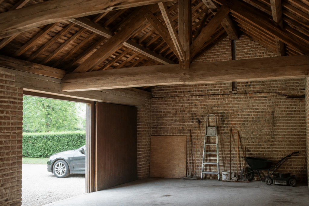 Plan architectural garage avec murs briques et charpente bois visible
