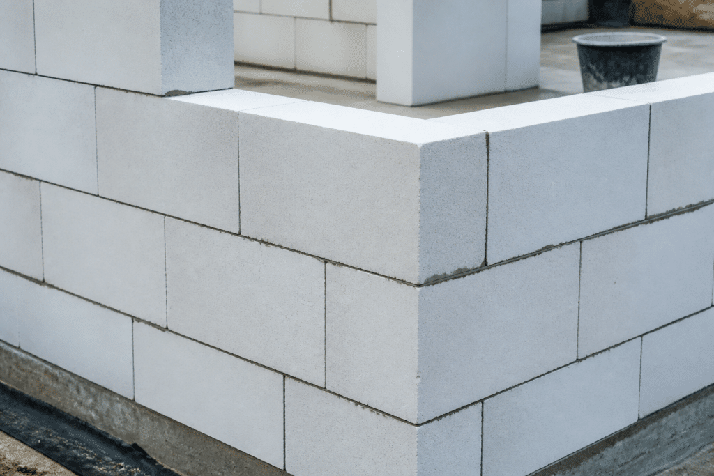 Blocs de beton cellulaire decoupes assembles avec colle grise