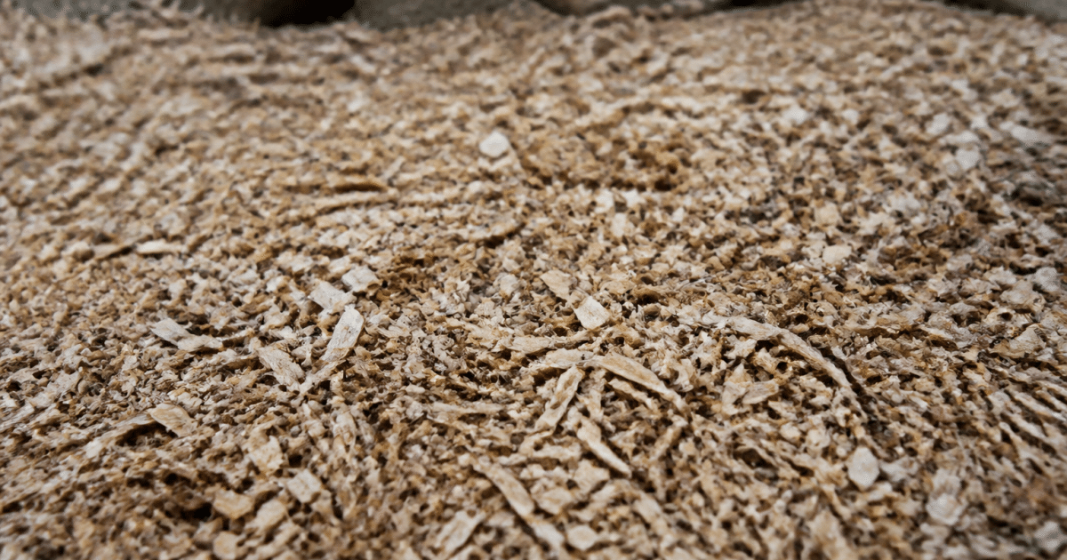 Copeaux de bois naturels etales sur sol en couche epaisse