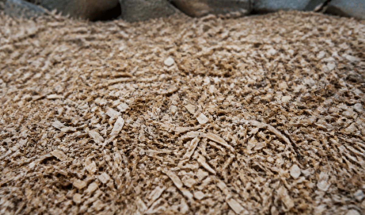 Copeaux de bois naturels etales sur sol en couche epaisse