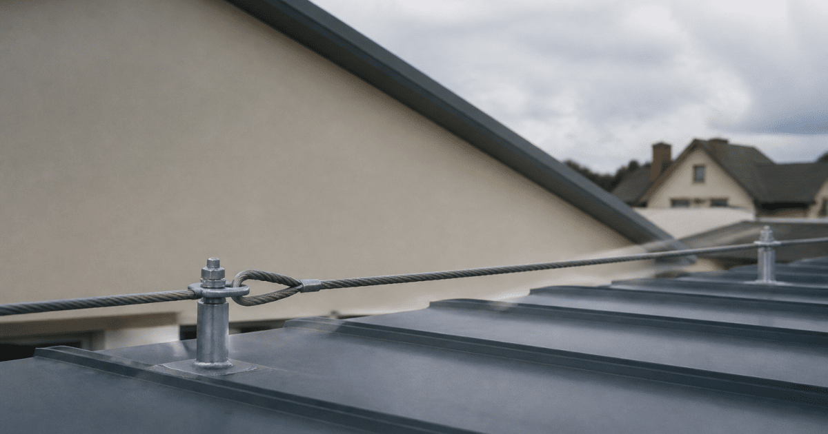 Corde de securite fixee horizontalement sur toit en pente