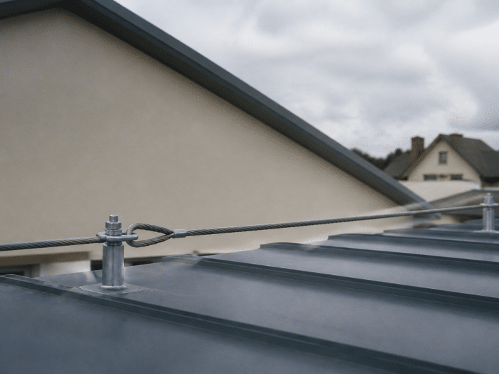 Corde de securite fixee horizontalement sur toit en pente