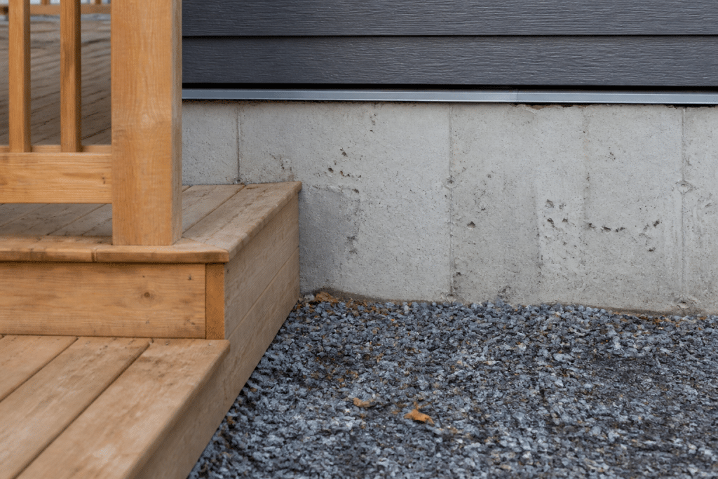 Surface grise rigide avec coffrages bois et terrasse renforcée