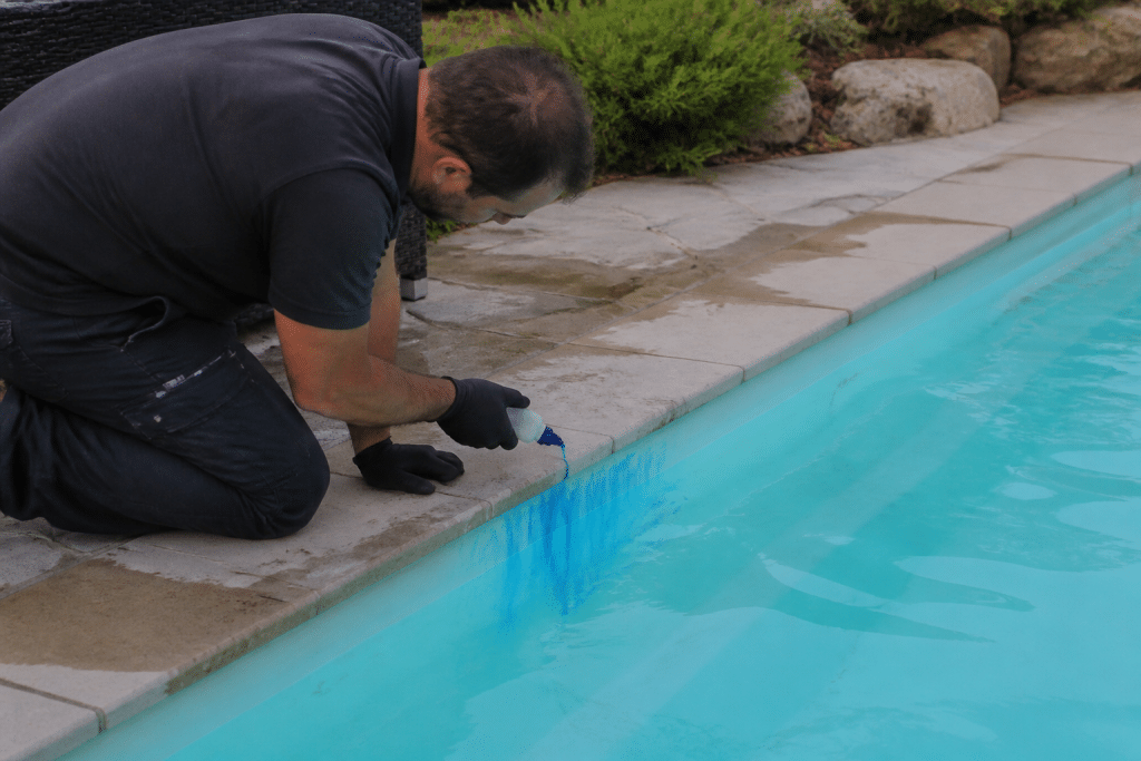Inspecteur detectant fuite eau piscine avec colorant bleu