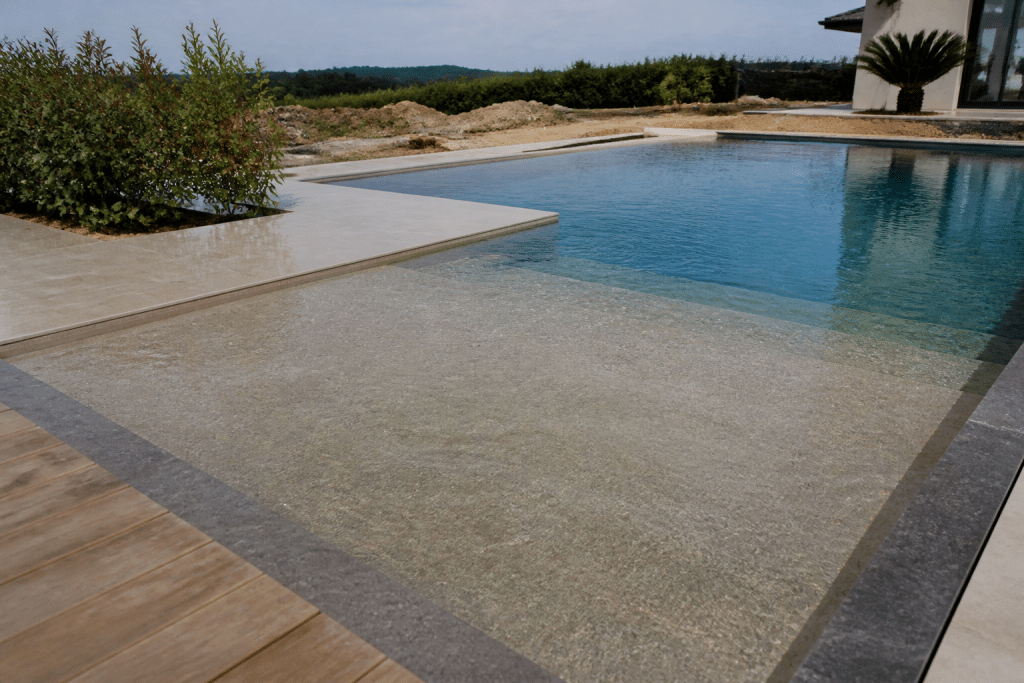 Devis piscine avec plage immergee, materiaux et calculs budgetaires