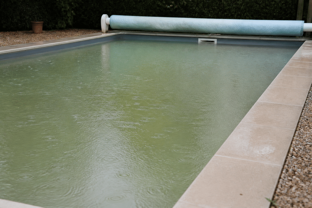 Eau de piscine trouble avec gouttes de pluie visibles