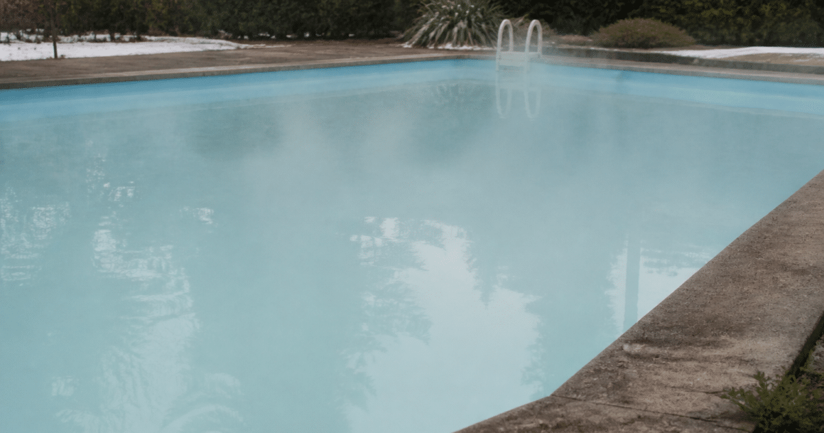Eau de piscine trouble et blanchâtre avec vapeurs visibles
