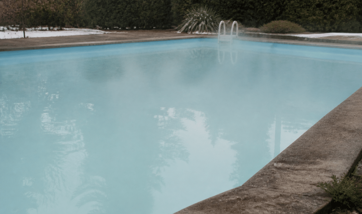 Eau de piscine trouble et blanchâtre avec vapeurs visibles
