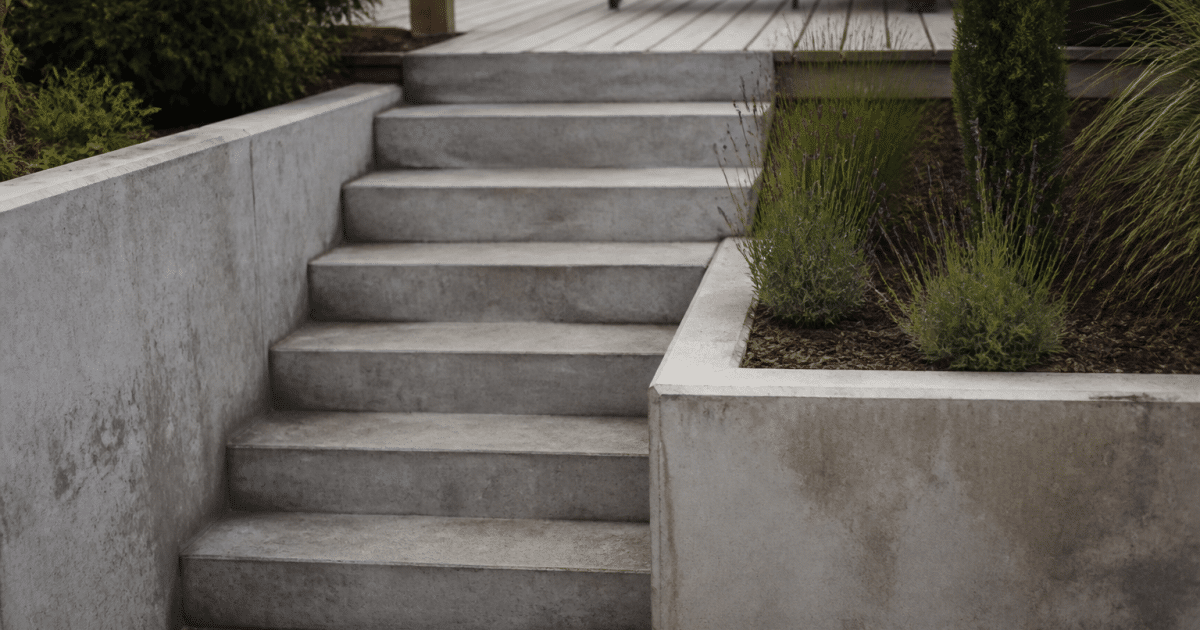 escalier beton gris montant vers terrasse sureleve