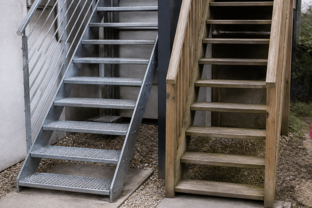 Escalier metallique galvanise compare bois traite