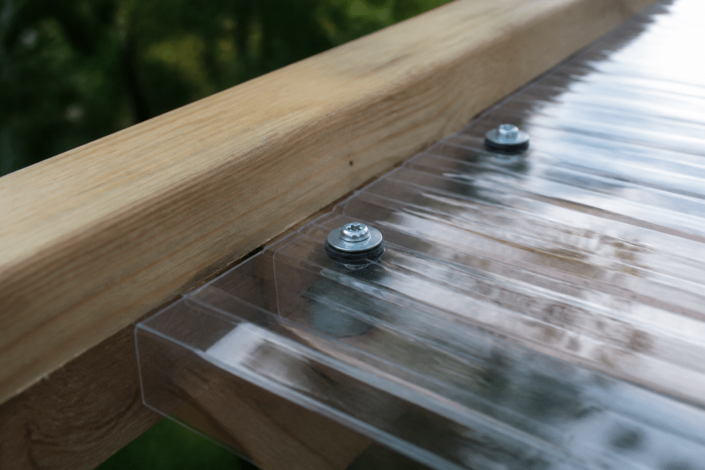 Vis et rondelles fixant une couverture polycarbonate brillante
