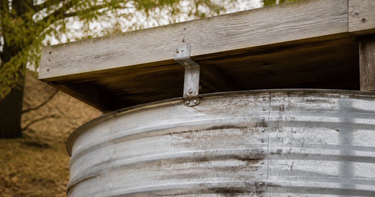 reservoir acier bolonne fixe poutre bois horizontale