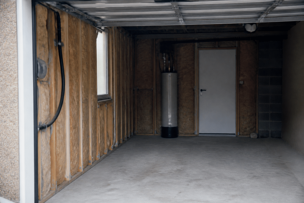 Garage attenant avec isolation murale et documents subventions visibles
