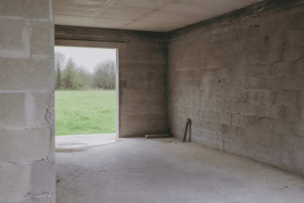 Murs gris en parpaing d'un garage inachevé de chantier
