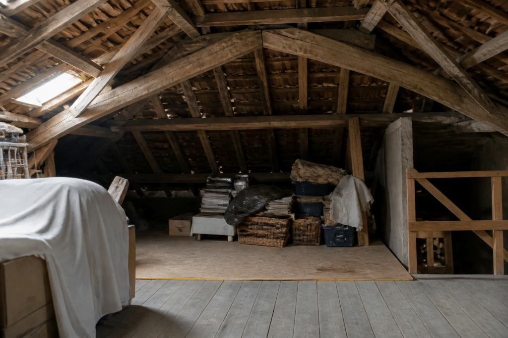 Grenier avec poutres apparentes et zone de stockage delimitee