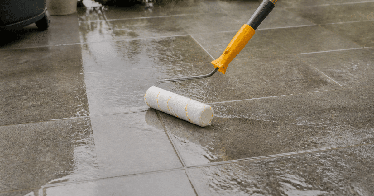 Produit hydrofuge applique sur surface terrasse humide