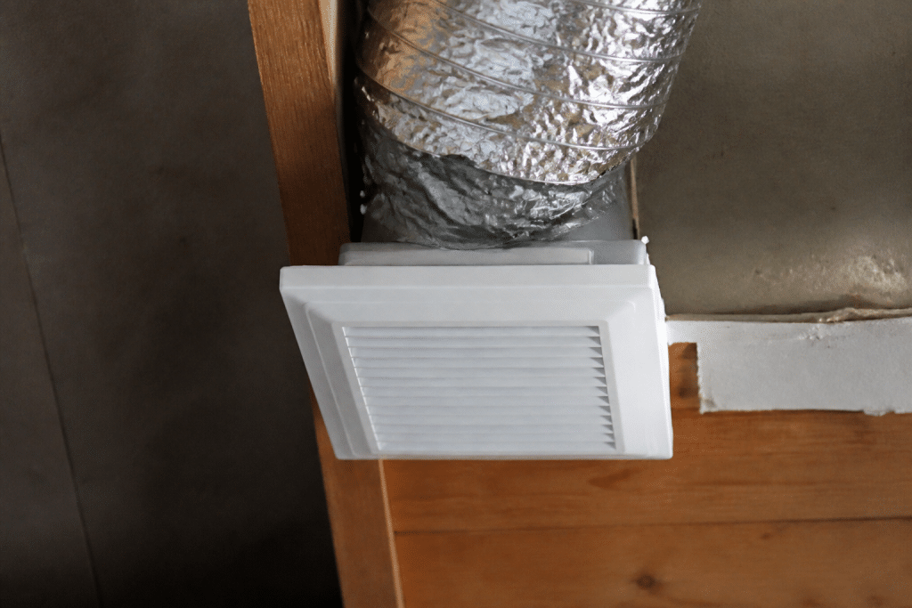 Inspection tuyauterie humidité grille ventilation maison