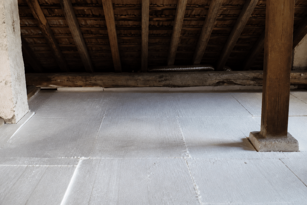 Isolant thermique blanc posé sur plancher combles