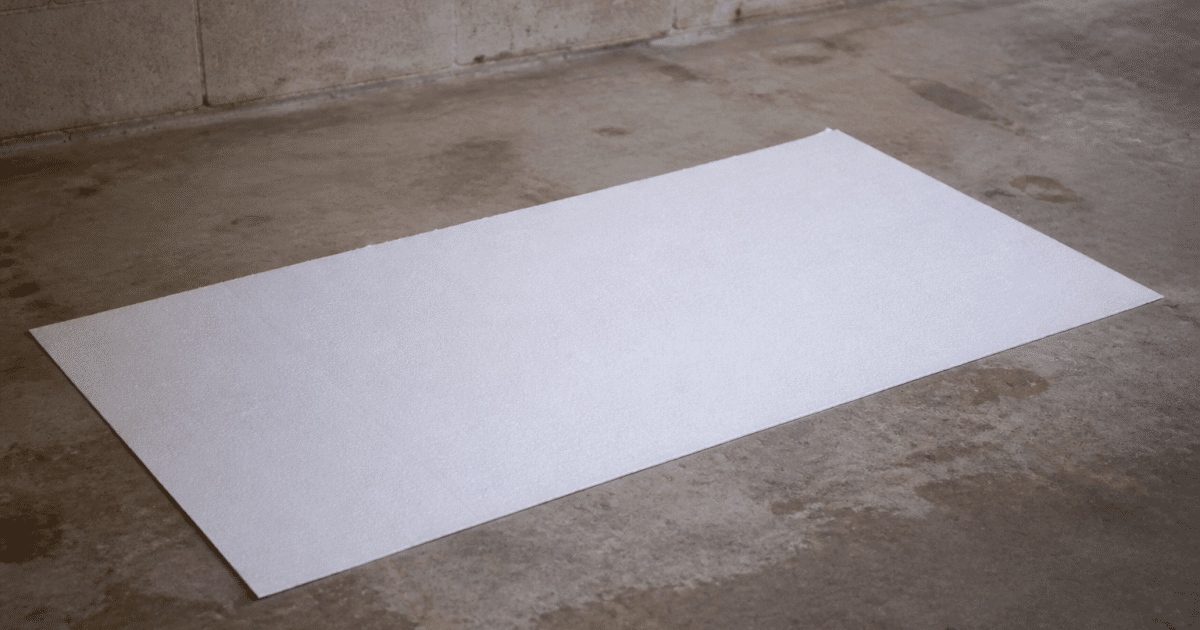 Feuille isolante blanche posee sur beton gris de garage
