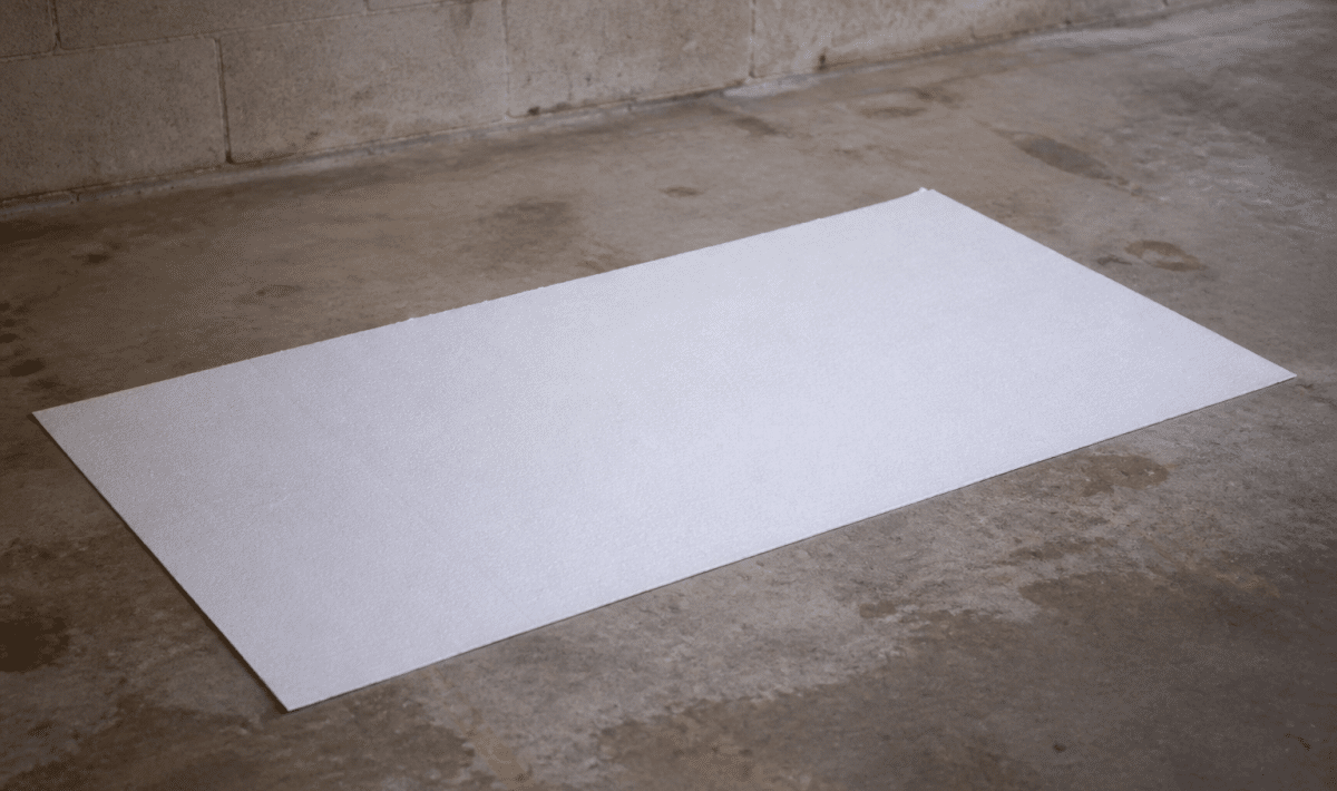 Feuille isolante blanche posee sur beton gris de garage