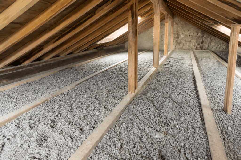 Isolation combles ouate cellulose soufflee entre poutres bois