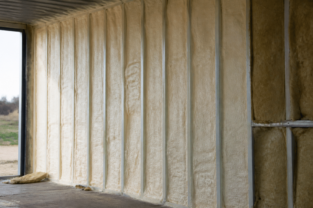 Mousse polyuréthane et laine roche appliquées sur paroi container