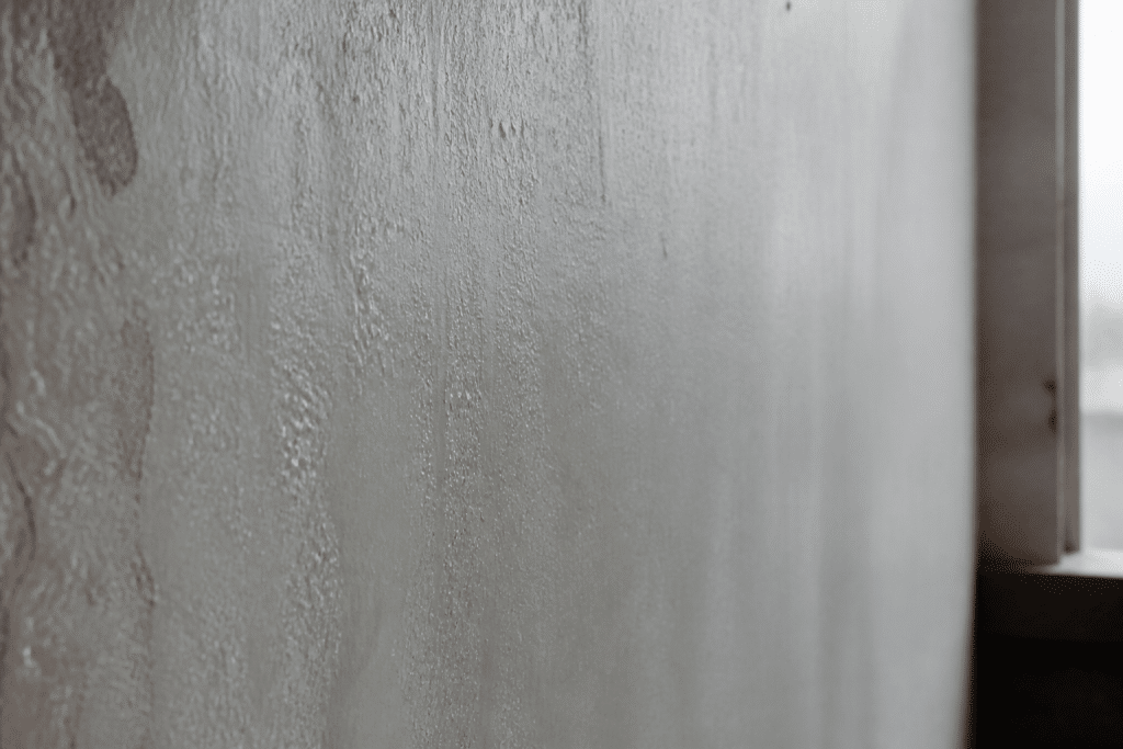 Mur ancien avec condensation et gouttes d'eau visibles