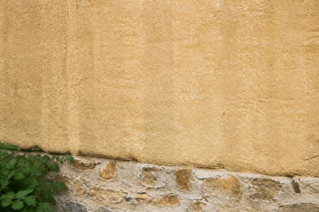 Mur pierre ancienne recouvert isolant biosource beige clair