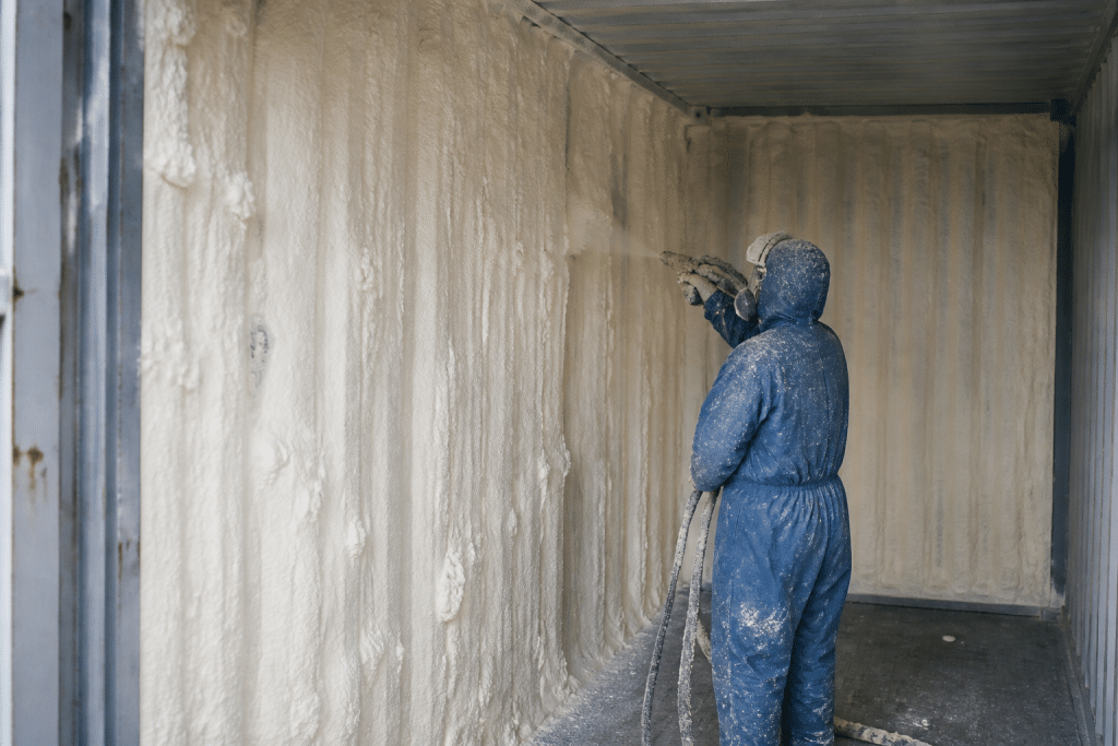 Mousse polyuréthane projetée sur paroi acier container