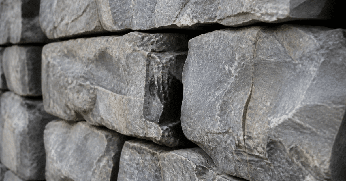 Murs epais de pierre grise empiles verticalement