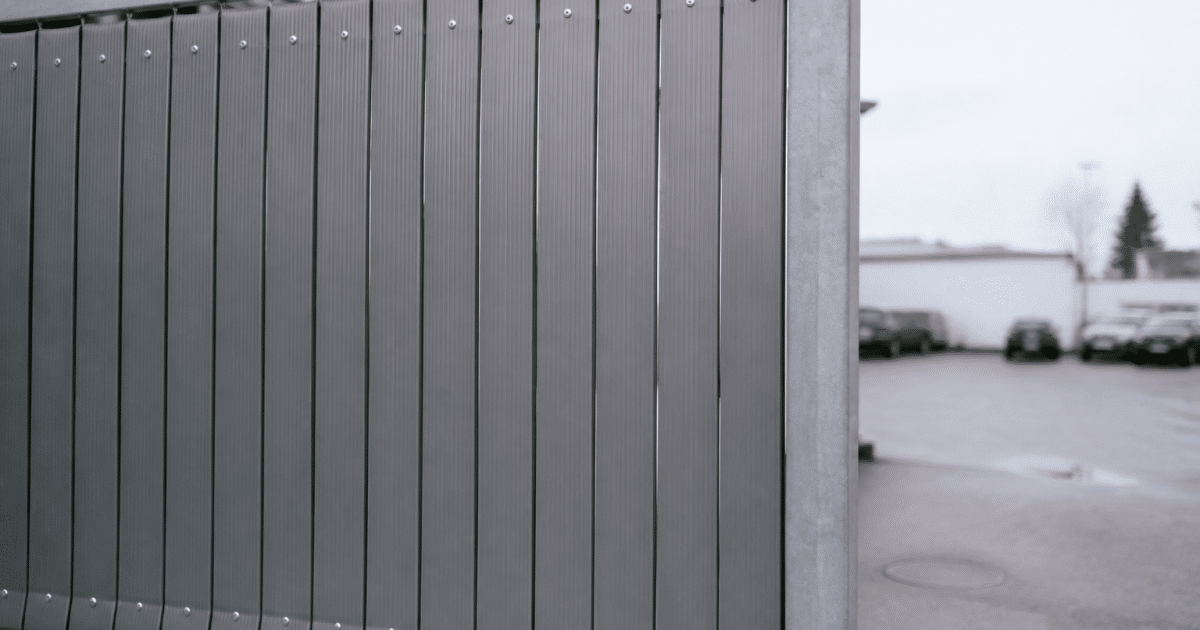 Bande de caoutchouc gris installée verticalement sur cadre metallique