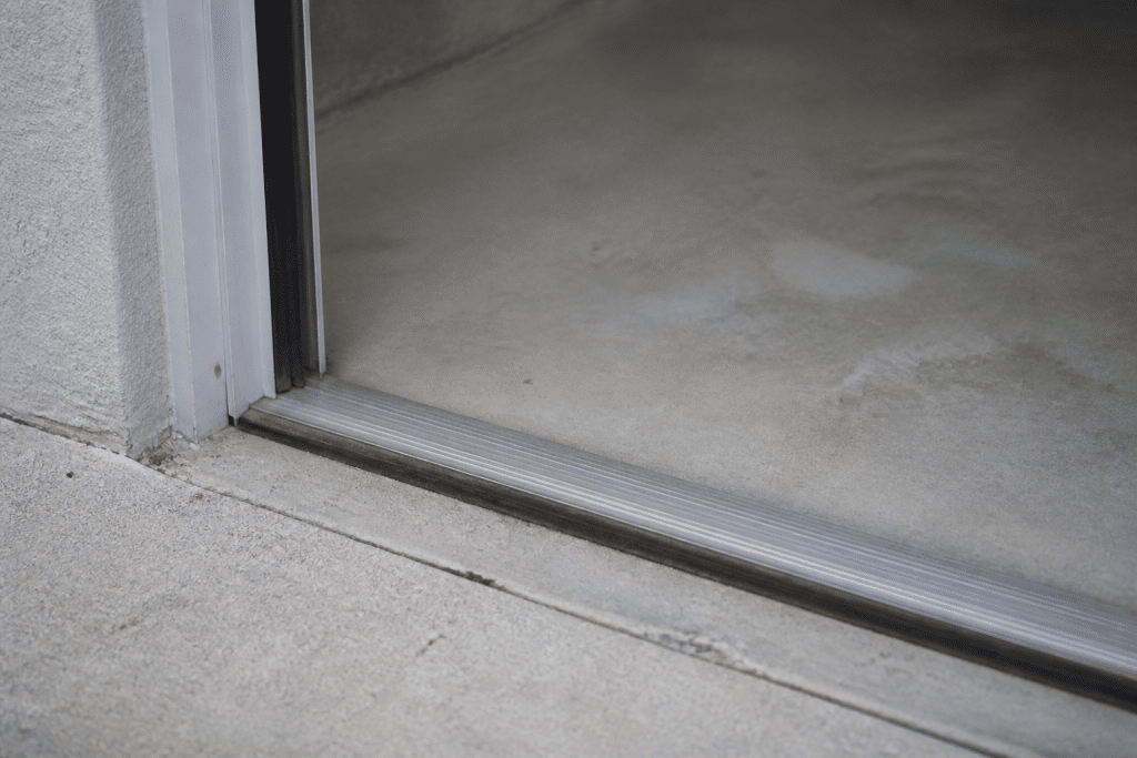 Joint de seuil mesuré sur sol propre de garage