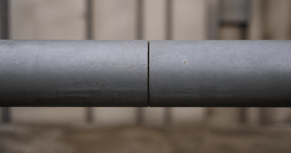 Deux tuyaux metaliques gris assembles horizontalement sans joint soude
