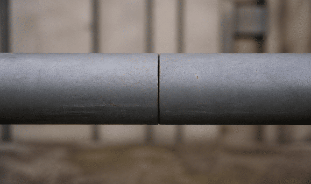 Deux tuyaux metaliques gris assembles horizontalement sans joint soude
