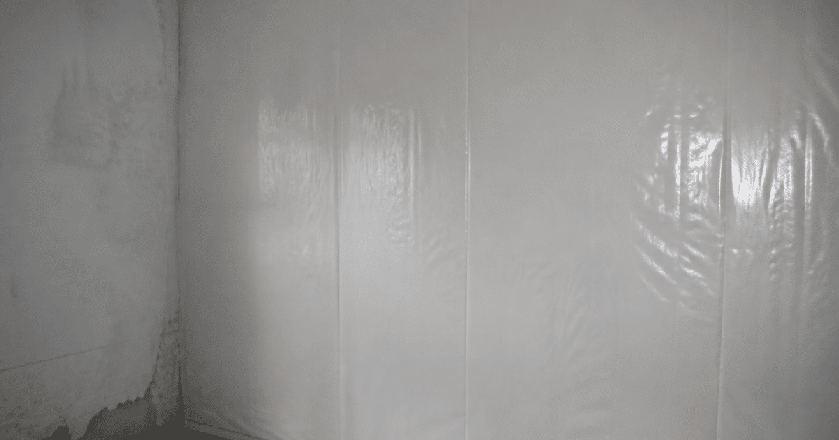 Membrane blanche collée verticalement sur mur humide interieur