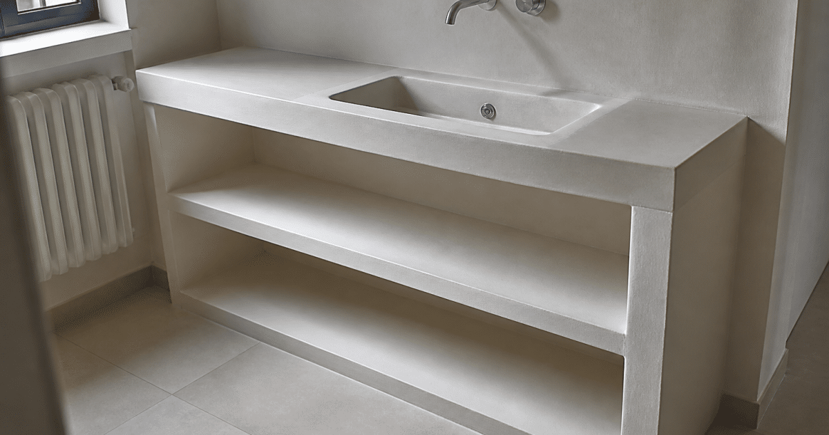 Meuble blanc de salle de bain en pierre legere adosse au mur