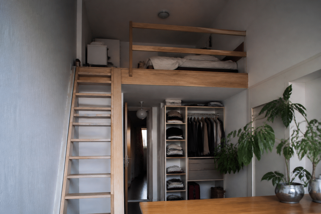 Mezzanine intérieure avec mesures hauteur et espace rangement