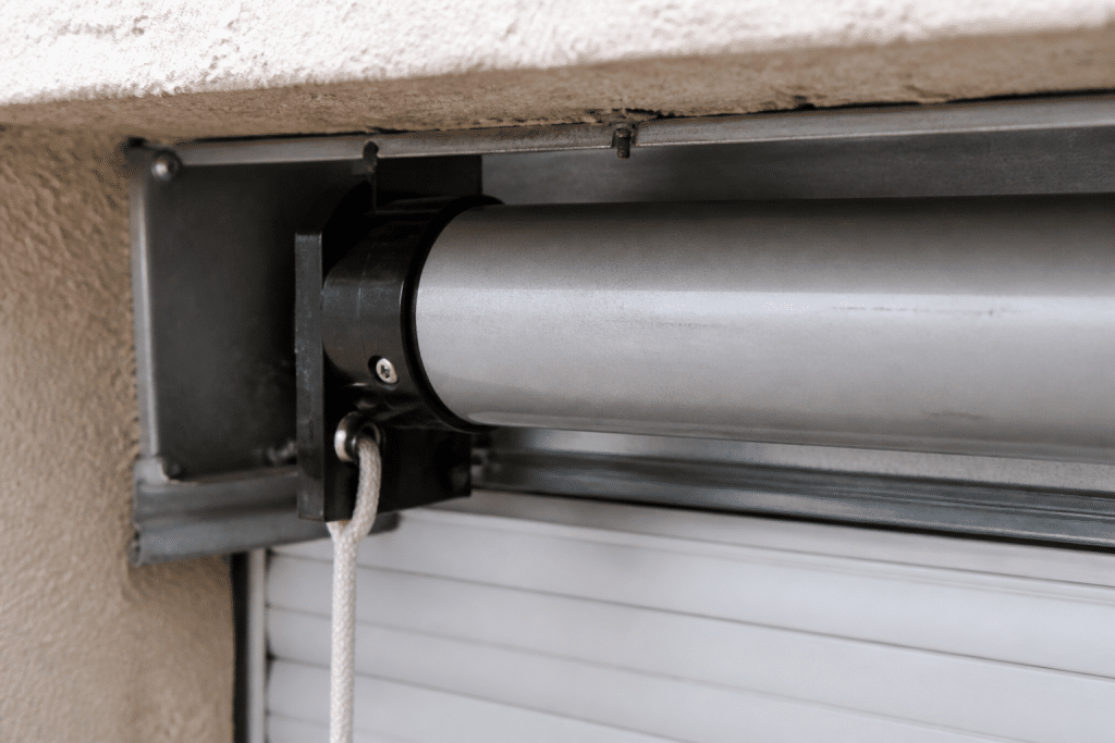 Moteur volet electrique avec mecanisme debrayage manuel visible